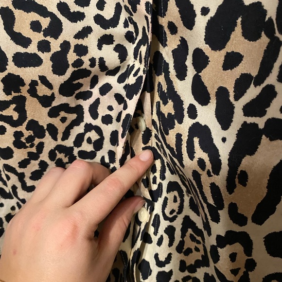 Chico’s ~ Cheetah Button Up Front ~ 3/4 Bell sleeves Top ~ Size 1 (M 8/10) - Picture 3 of 5